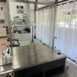 Floating styling station