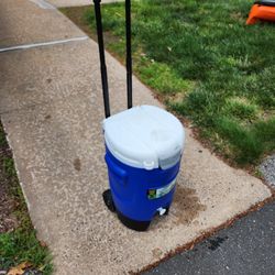 Igloo Water Cooler On Wheels
