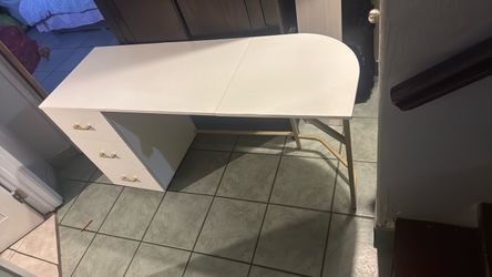 White desk w drawers