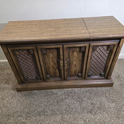 Vintage Magnavox Console Stereo – Record Player, Radio & Cassette