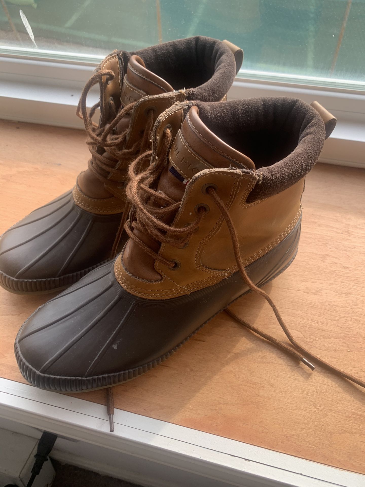 Women’s Size 10 Tommy Hilfiger Snow Boots