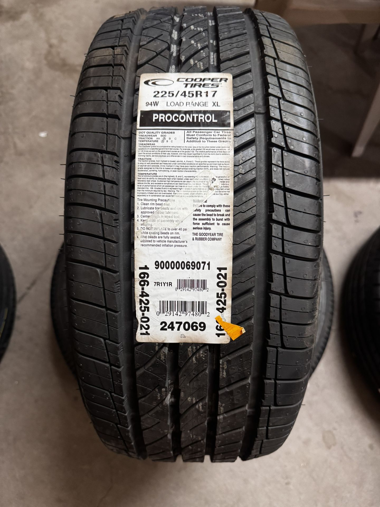 Cooper PROCONTROL 225/45R17XL 94W All Season Performance Tire