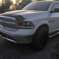 2014 Dodge Ram 1500 hemi v8 clean