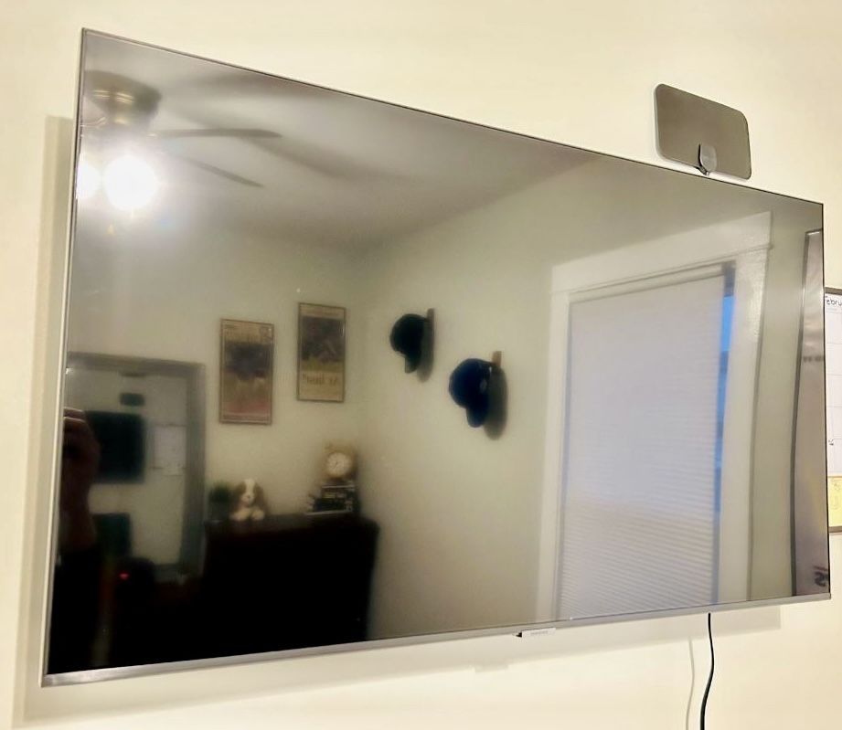 Samsung 43” TU700D 4K Crystal UHD Smart TV (with wall mount)