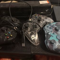 Projector Speaker And Xbox One With Three Controller And 2 Tb