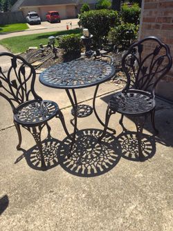 Beautiful metal garden bistro set MESA Y DOS SILLAS DE FIERRO PARA su Jardin de Flores
