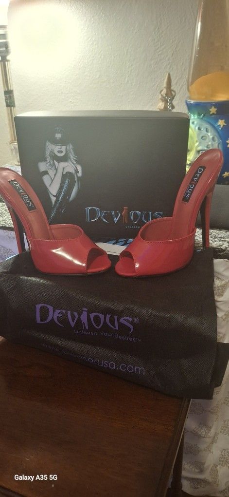 DEVIOUS Red 6inch Pumps