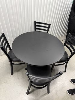 Round dining table