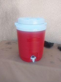 RUBBERMAID 2 GL WATER DISPENSER LIKE NEW