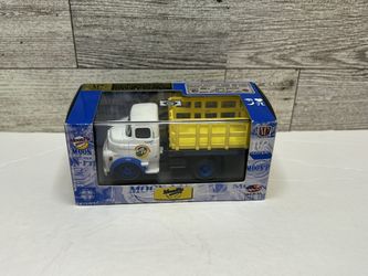 M2 Machines Moon Pie White / Yellow ‘1957 Dodge 700 COE Truck • Die Cast Metal • Made in China Scale 1:64