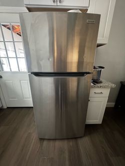 Top freezer refrigerator