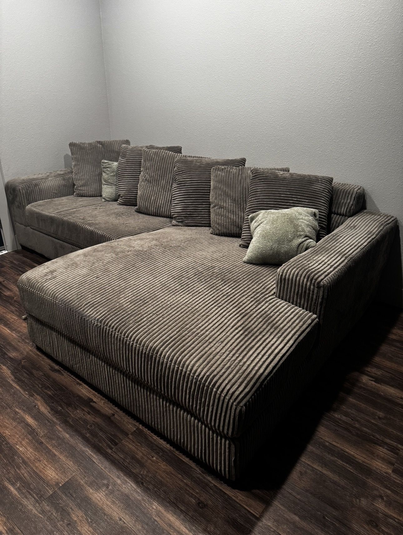 Ashley Lindyn 2 Piece Sectional