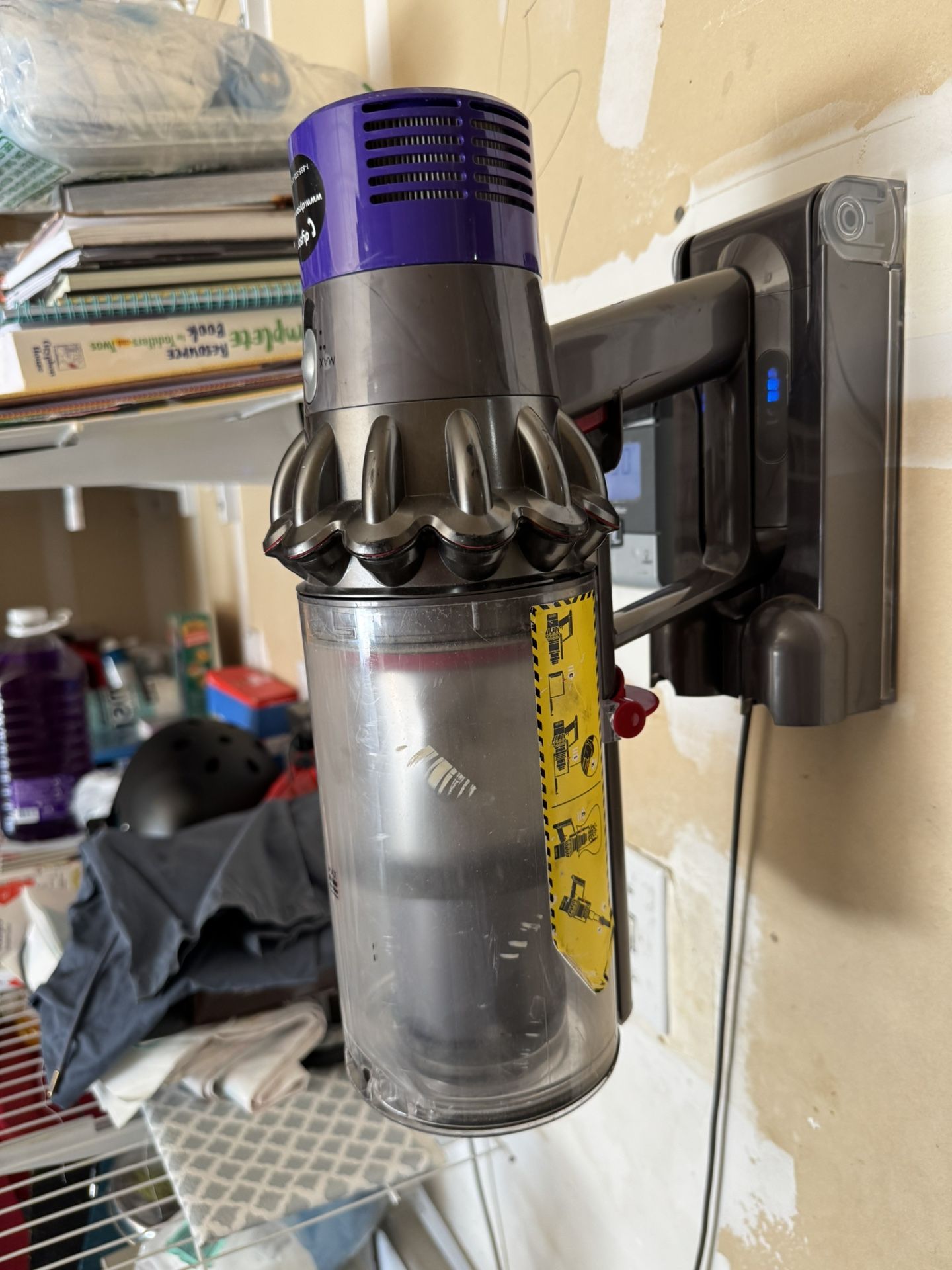 Dyson V12 Came In Pallets ,only Motor And Bin