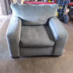 Peak Living Over Sized Chair 