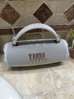 JBL  charge 6 portable speaker white
