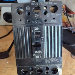 GE 225 AMP 3 PHASE MAIN BREAKER 