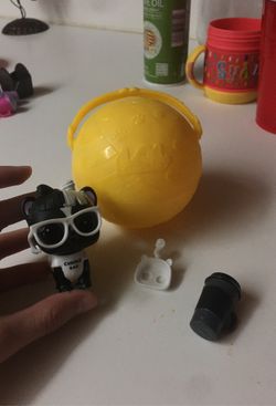 LOL SURPRISE DOLL LELE SKUNK BÈBÈ! Includes pet, glasses, bottle, and scoop!