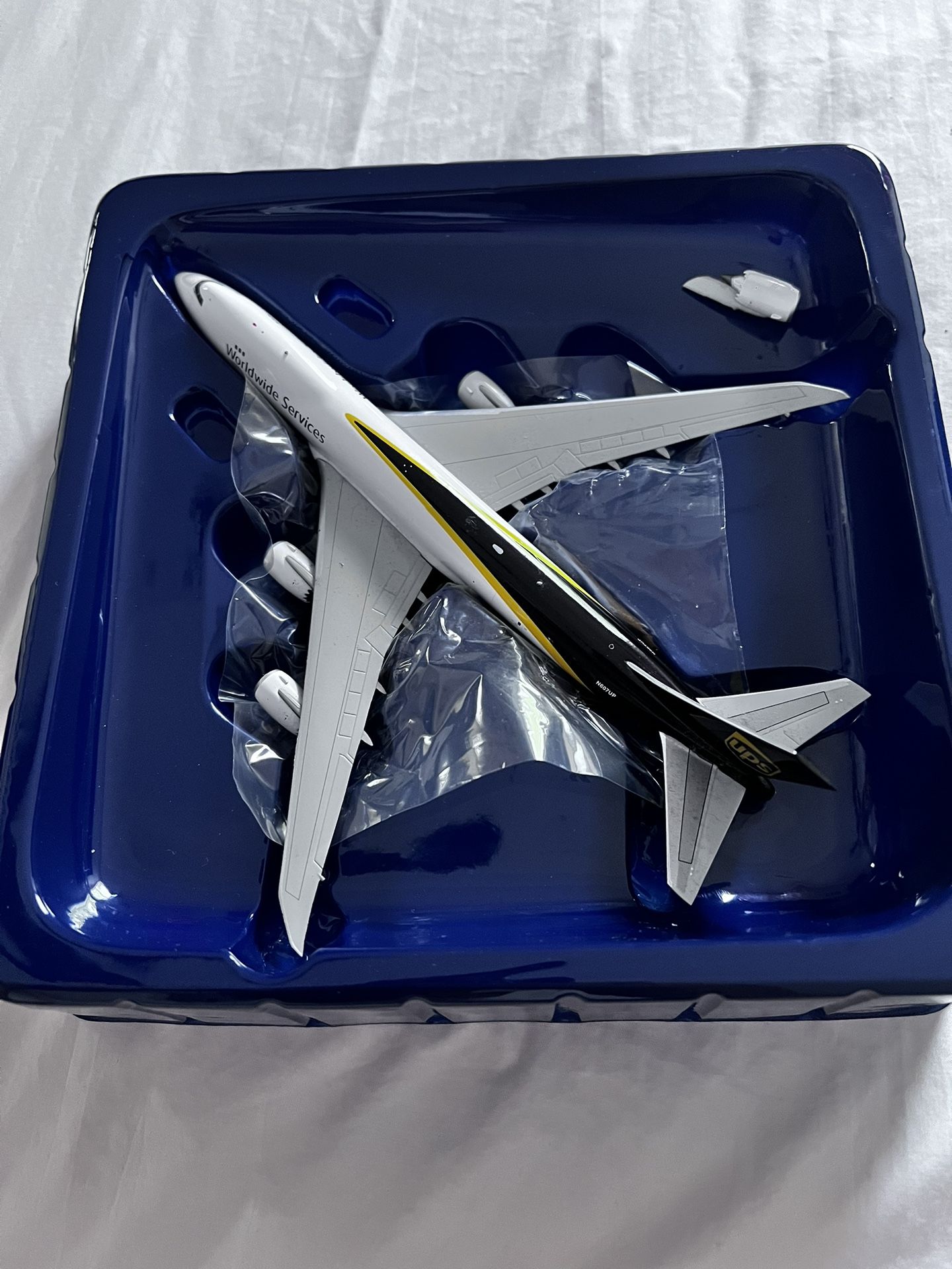 Gemini Jets 1:400 UPS Boeing 747-8F N607UP *BROKEN* (SEE PHOTO