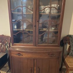 China Cabinet / Buffet Cabinet