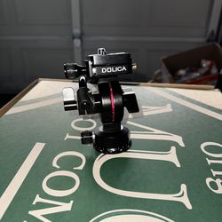 Dolica 3-way pan/tilt tripod head with quick-release plate