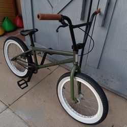 BMX.     ELITE.      20"tires 