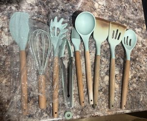 Mint green silicone & bamboo 9-piece kitchen utensil set + holder