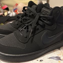 Nike - Black Size 4Y