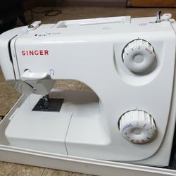 Singer sewing machine like new /manuel/case 
