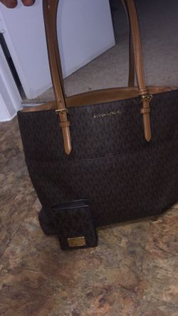 MK purse and charging port