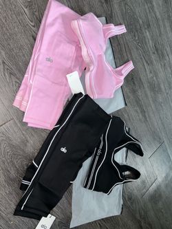 Black also sets size small