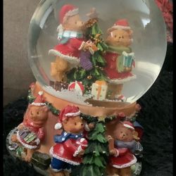 CHRISTMAS SNOW GLOBE