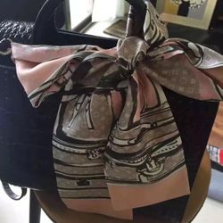 Louis Vuitton Bandaeu 1️⃣$95 2️⃣$180