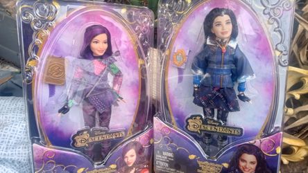 DISNEY DESCENDANTS 2 ISLE OF THE LOST DOLLS