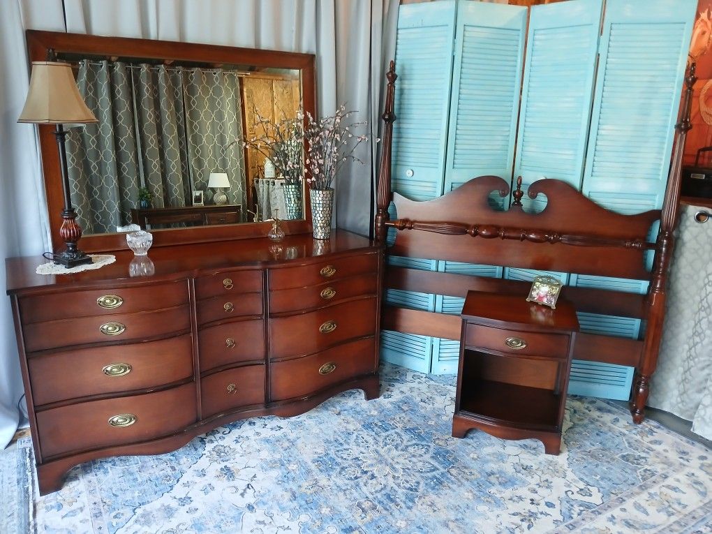 Beautiful Solid Wood Mahogany Duncan Phyfe Style Full Size Bedroom Set By BASSETT