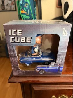 Ice cube bobble head