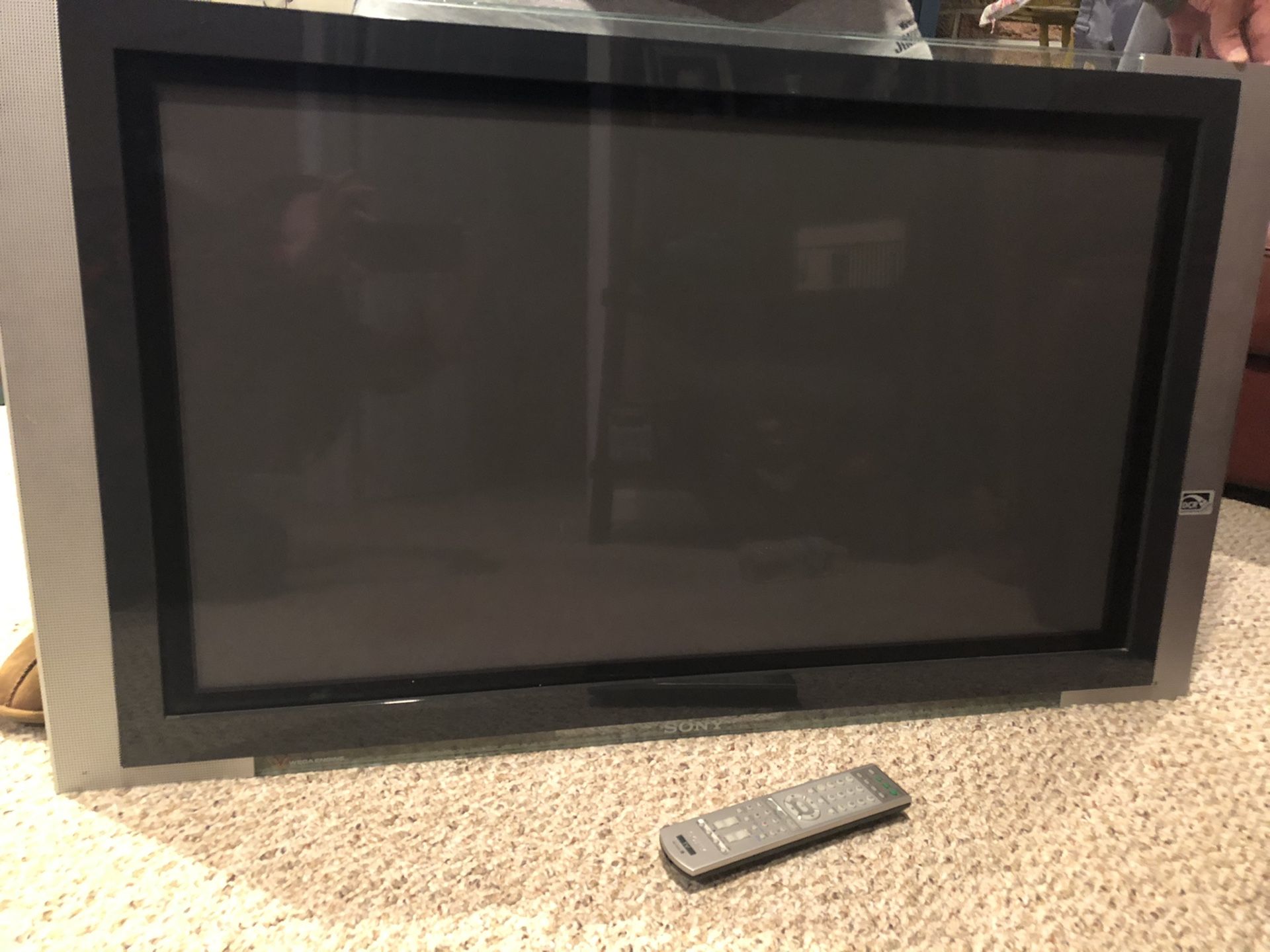 Sony wega 40 inch plasma tv with wall mount and remote