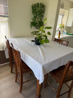 Table sits four