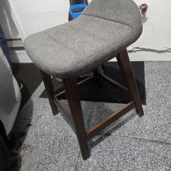 Ashley lyncott counter height upholstered bar stool set of 2