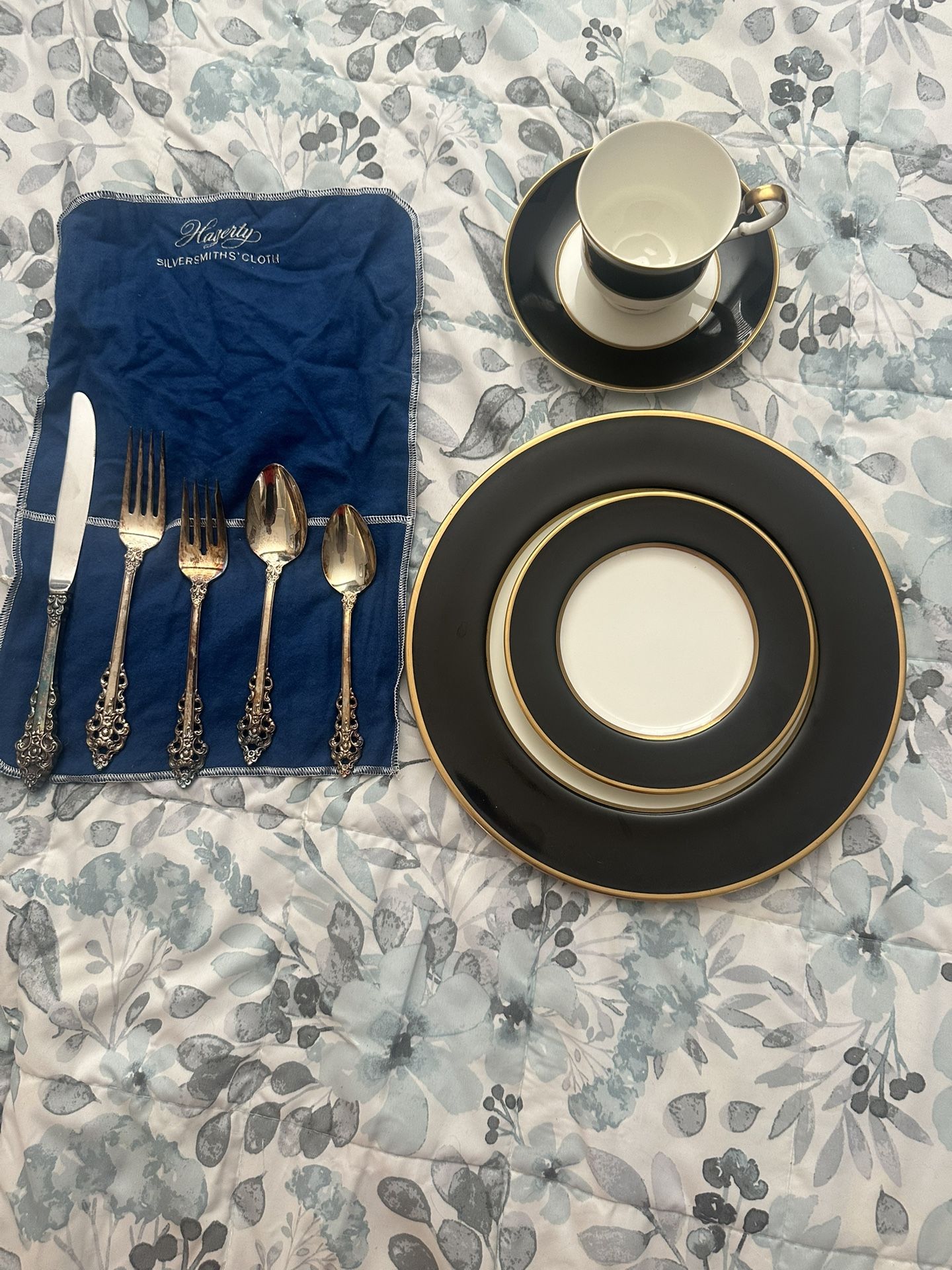 Bone China Mikasa Onyx : Four Place Setting  And Four  Silver Plated Silverware Settings  