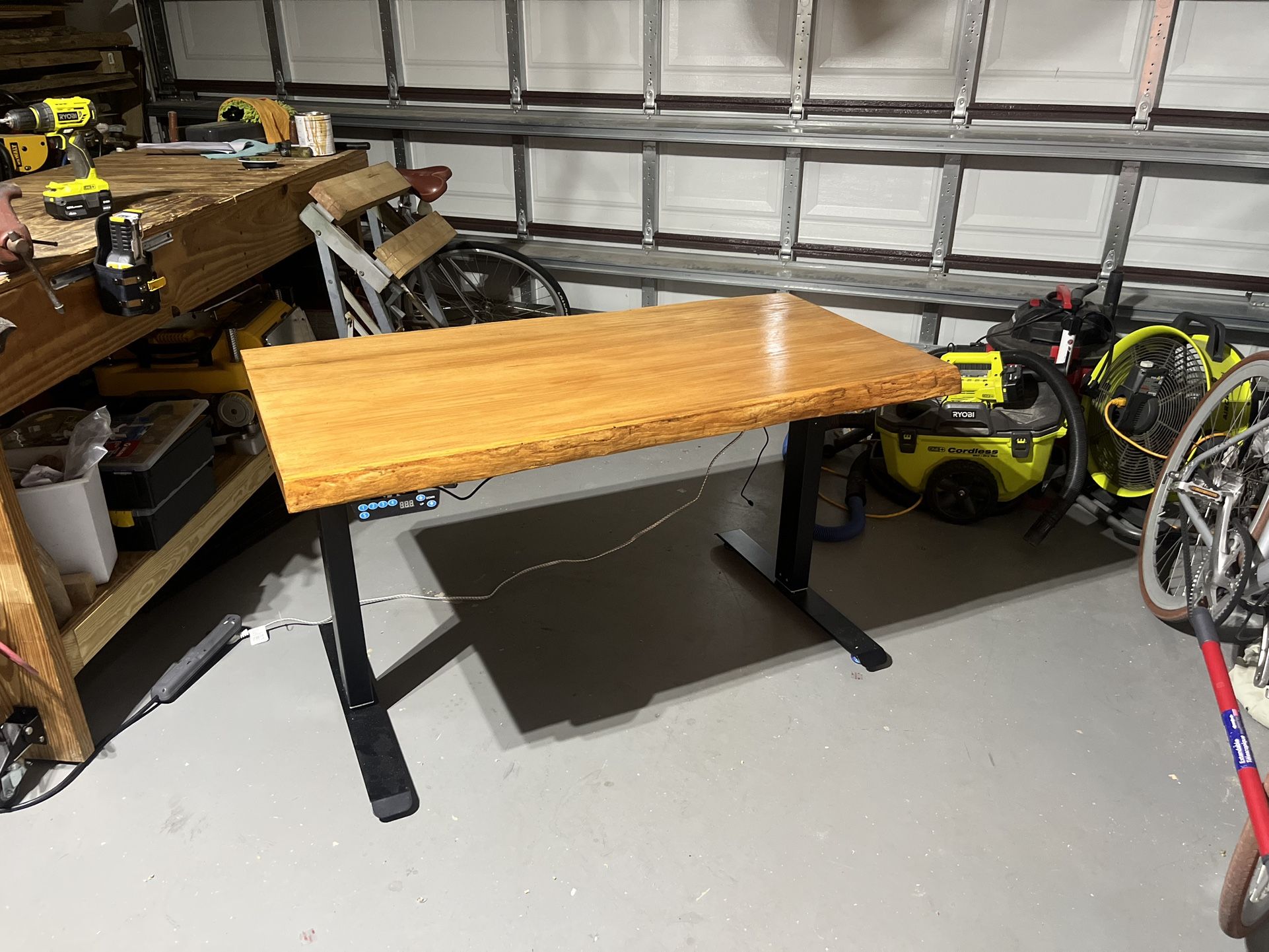 Stand Up Table. 4 Height Settings. Wireless Phone Charging. Electric