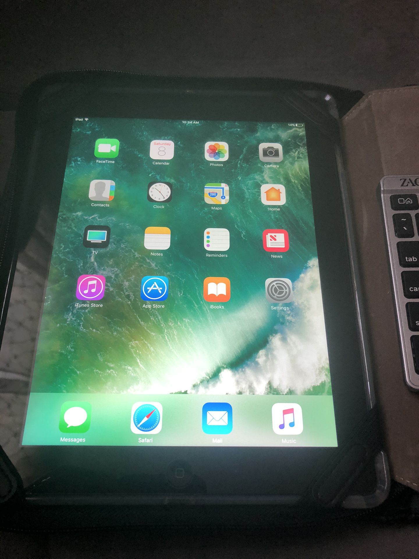 IPAD 4th gen with keyboard and hard case