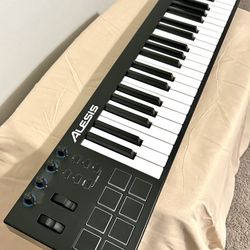 Alesis V49 MIDI Keyboard Controller – 49 Keys – Great Condition
