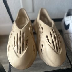 Street style: Foam Runners Shoes (9-10) 