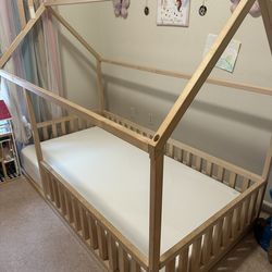2 Twin size kids beds