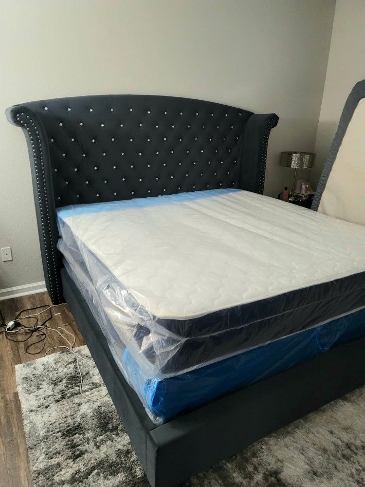 NEW KING PILLOW TOP MATTRESS WITH BOX SPRING ♨️ Bed frame is not available