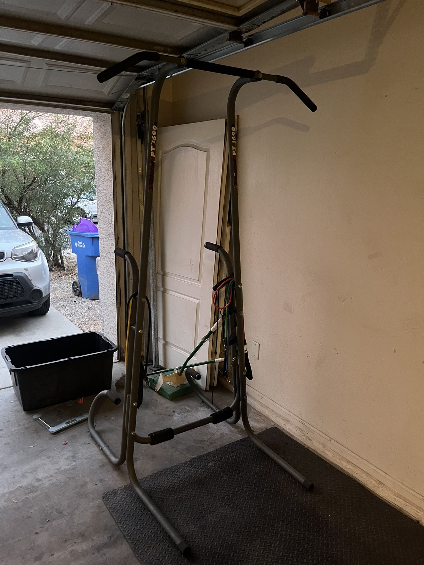 Pull Up Bar/Dip Station