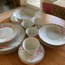 4 piece setting + extras/Fine China