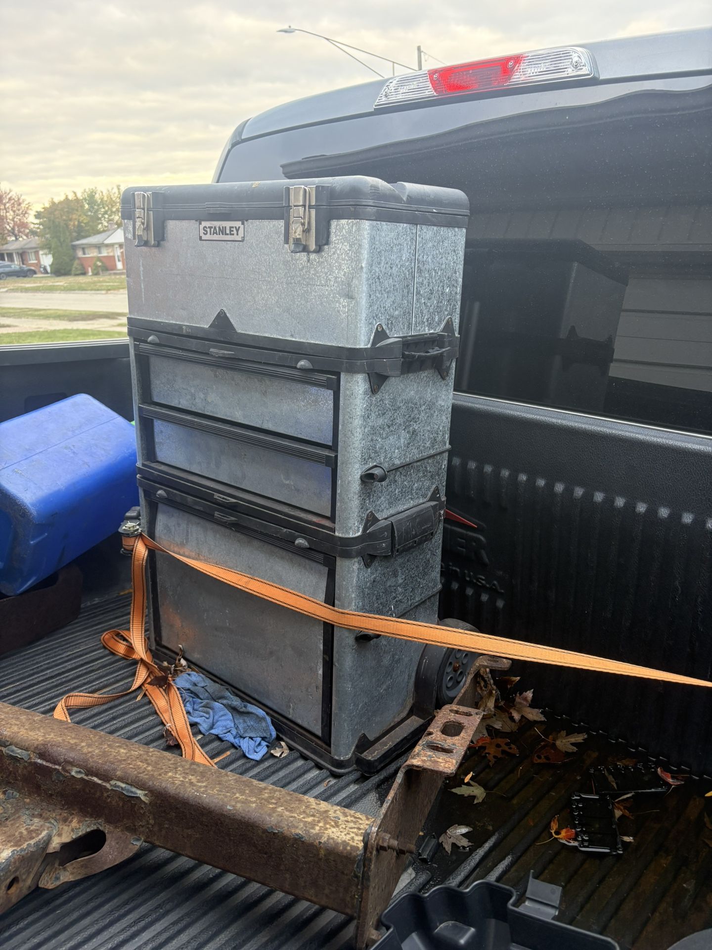 Stanley rollaway toolbox lots of storage space