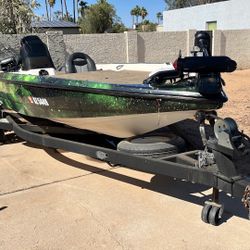 1994 Tracker Bass Boat With Green Galaxy Wrap.