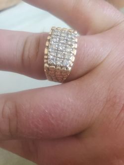 9.3 gram 14k gold ring with natural diamonds